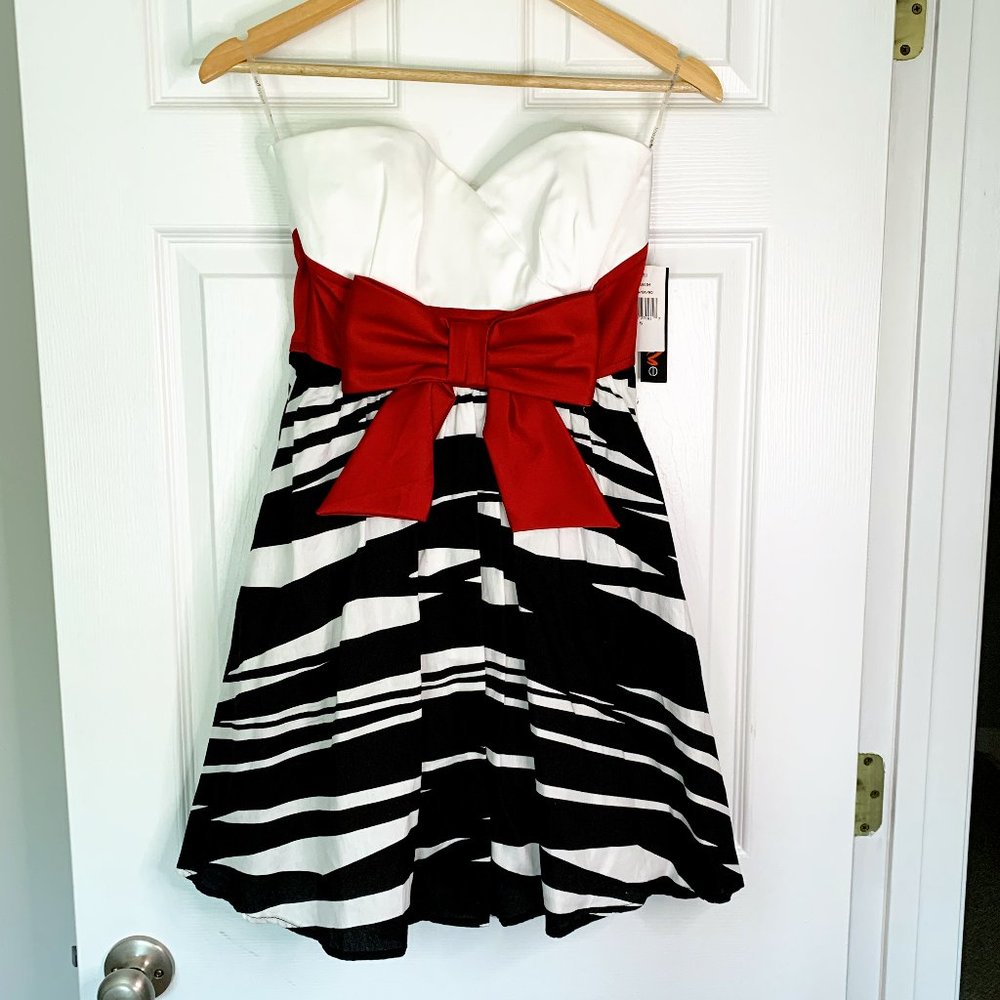 NWT Strapless Bow Dress